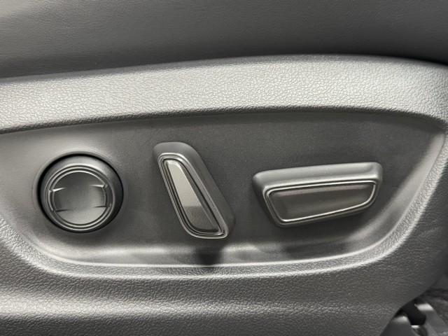 クラウンスポーツ Ｚ　ＡＷＤ　フルセグテレビ　１オーナー　ＥＴＣ車載器　ＴＶナビ　クルコン　横滑り防止装置　エアバッグ　本革　ＡＣ１００Ｖ　ミュージックプレイヤー接続可　メモリナビ　ドラレコ　キーレス　盗難防止装置　ＡＢＳ（17枚目）