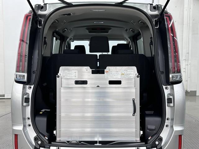 ノア クルマイスシヨウスロープ１　メモリーナビ　バックカメラ　フルセグＴＶ　衝突被害軽減ブレーキ　両側電動スライドドア　ＡＢＳ　ドライブレコーダー　後席モニター　パワーウィンドウ　スマートキー　イモビライザー　横滑り防止装置　記録簿（2枚目）