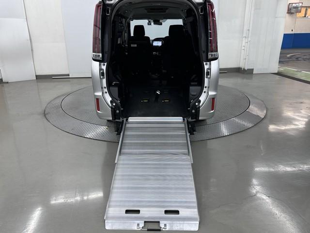 ノア クルマイスシヨウスロープ１　メモリーナビ　バックカメラ　フルセグＴＶ　衝突被害軽減ブレーキ　両側電動スライドドア　ＡＢＳ　ドライブレコーダー　後席モニター　パワーウィンドウ　スマートキー　イモビライザー　横滑り防止装置　記録簿（3枚目）