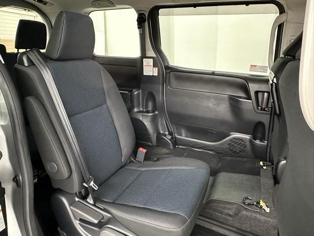 ノア クルマイスシヨウスロープ１　メモリーナビ　バックカメラ　フルセグＴＶ　衝突被害軽減ブレーキ　両側電動スライドドア　ＡＢＳ　ドライブレコーダー　後席モニター　パワーウィンドウ　スマートキー　イモビライザー　横滑り防止装置　記録簿（18枚目）