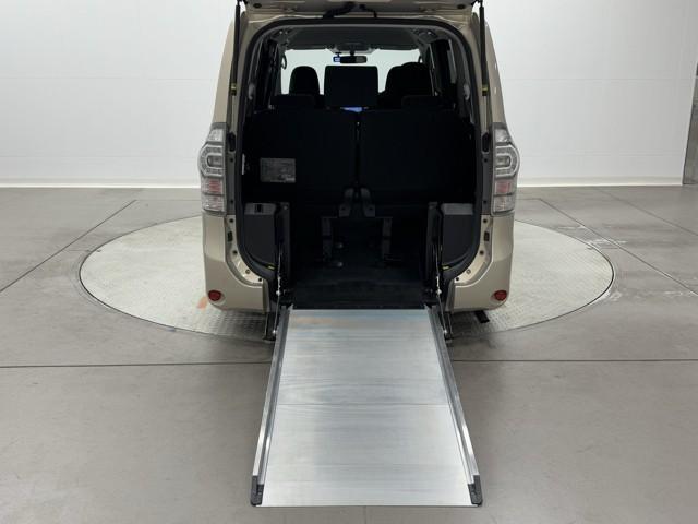 ヴォクシー ＸＬ　ＥＤクルマイス１　ＨＤＤナビ　バックカメラ　フルセグ　ＥＴＣ　スマートキー　イモビライザー　パワーウィンドウ　ＡＢＳ　ＨＩＤヘッドライト　オートエアコン　片側電動スライドドア　エアバック　３列シート　記録簿（3枚目）