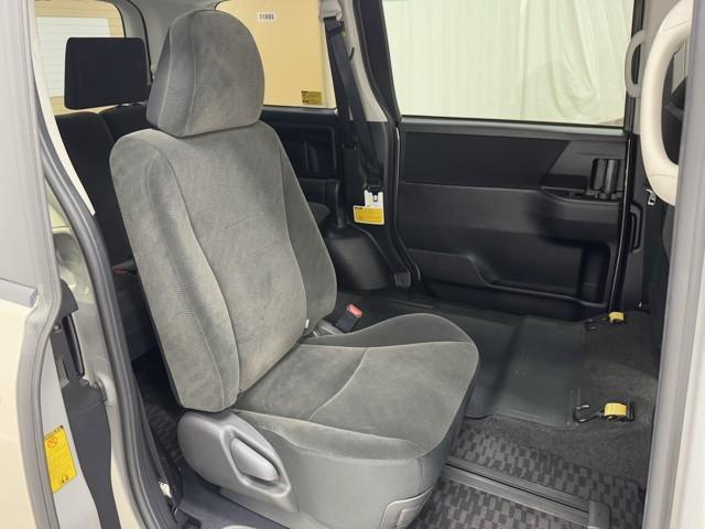 ヴォクシー ＸＬ　ＥＤクルマイス１　ＨＤＤナビ　バックカメラ　フルセグ　ＥＴＣ　スマートキー　イモビライザー　パワーウィンドウ　ＡＢＳ　ＨＩＤヘッドライト　オートエアコン　片側電動スライドドア　エアバック　３列シート　記録簿（18枚目）