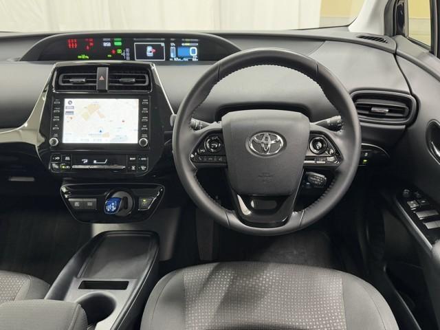 プリウス ＳセーフティプラスＩＩ　ディスプレイオーディオ　ナビ　バックカメラ　フルセグ　衝突被害軽減ブレーキ　ドライブレコーダー　ＥＴＣ　ＡＢＳ　ＬＥＤヘッドライト　スマートキー　コンセント　イモビライザー　記録簿（4枚目）