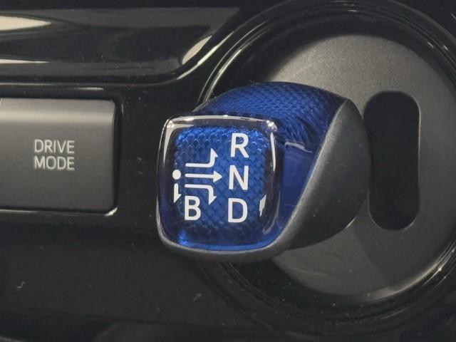 プリウス ＳセーフティプラスＩＩ　ディスプレイオーディオ　ナビ　バックカメラ　フルセグ　衝突被害軽減ブレーキ　ドライブレコーダー　ＥＴＣ　ＡＢＳ　ＬＥＤヘッドライト　スマートキー　コンセント　イモビライザー　記録簿（12枚目）