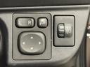 電動格納ミラーの操作スイッチですね。 駐車時にミラーを動かそうと外に出る必要も無く、悪天候の時でも運転席に居ながらミラーの操作できますよ。 一度使うと手放せない装備ですよね。