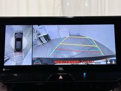 パノラミックビューモニターシステムが付いているので車の上から見た映像が確認できますよ。　一目で車両周辺の情報を確認できますが、直接安全をご確認下さい。 6