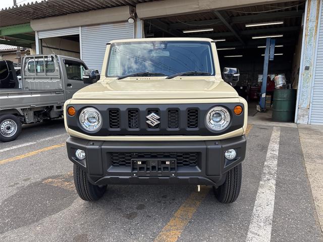 ジムニー ＸＣ　４ＷＤ　４ＡＴ　届出済未使用車　スズキセーフティサポート付　ＬＥＤヘッドライト　車線逸脱警報　衝突軽減システム　スマートキー　オートライト　電動格納ミラー　シートヒーター　アイドリングストップ（2枚目）
