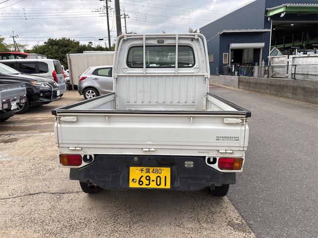 サンバートラック ＴＢ　４ＷＤ　５ＭＴ　エアコン　パワステ　純正ラジオ（3枚目）