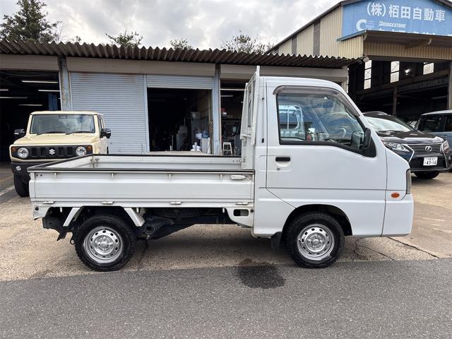 サンバートラック ＴＢ　４ＷＤ　５ＭＴ　エアコン　パワステ　純正ラジオ（4枚目）