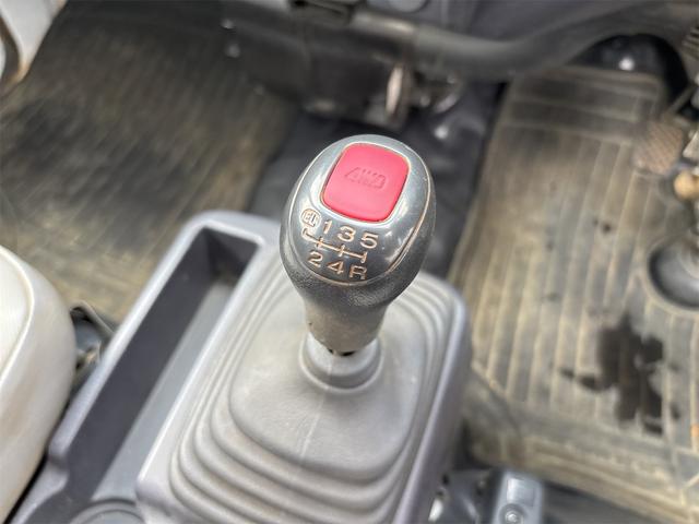 サンバートラック ＴＢ　４ＷＤ　５ＭＴ　エアコン　パワステ　純正ラジオ（8枚目）