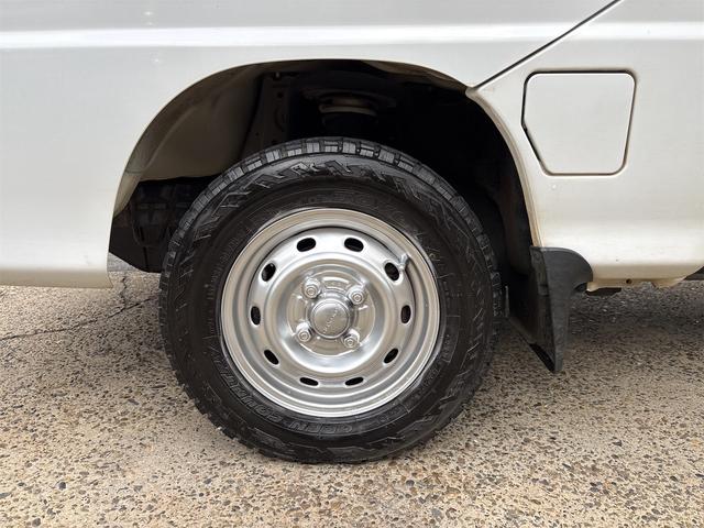 サンバートラック ＴＢ　４ＷＤ　５ＭＴ　エアコン　パワステ　純正ラジオ（12枚目）