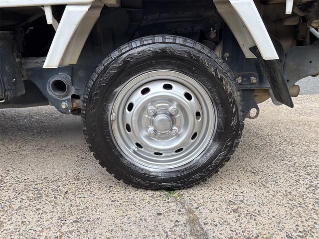 サンバートラック ＴＢ　４ＷＤ　５ＭＴ　エアコン　パワステ　純正ラジオ（13枚目）