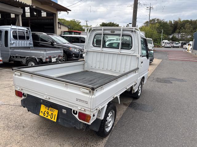 サンバートラック ＴＢ　４ＷＤ　５ＭＴ　エアコン　パワステ　純正ラジオ（24枚目）