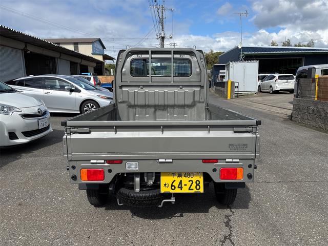 キャリイトラック ＫＣ　届出済未使用車　４ＷＤ　５ＭＴ　アイドリングストップ　オートライト　クリアナンスソナー　エアコン　パワステ　ＡＭ／ＦＭラジオ（3枚目）