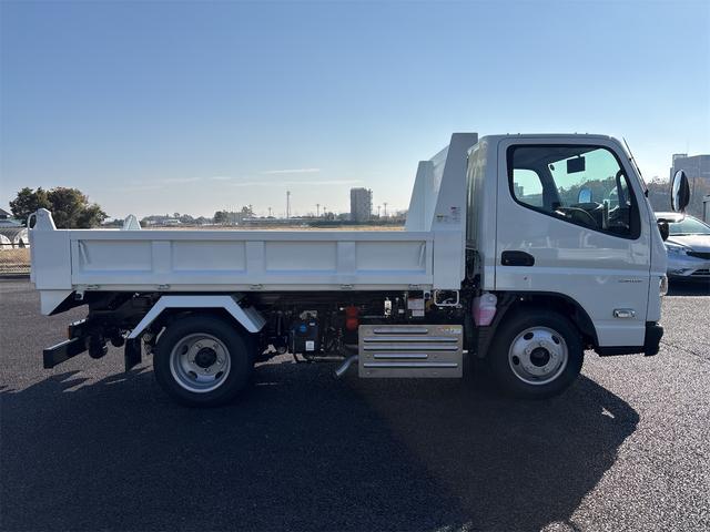 キャンター 全低床ダンプ　新明和製ローダーダンプ　３ｔ　５ＭＴ　助手席サンバイザー　助手席電動格納ミラー　バックモニター　スマートキー　ＬＥＤヘッドライト　Ｂｌｕｅｔｏｏｔｈ対応オーディオ（4枚目）