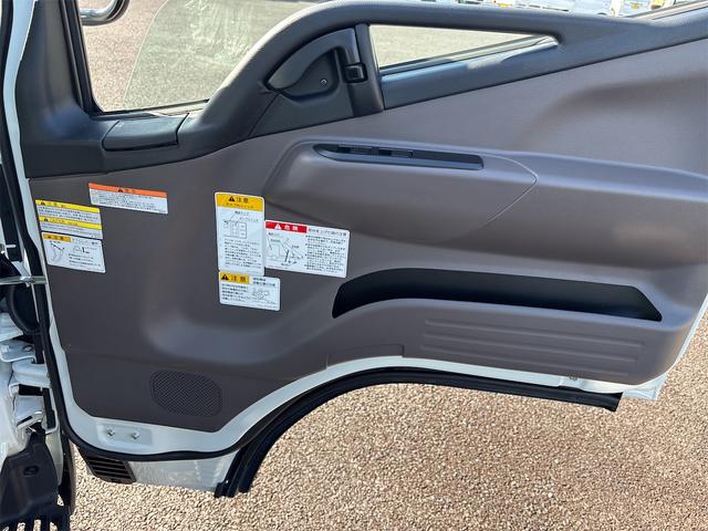 キャンター 全低床ダンプ　新明和製ローダーダンプ　３ｔ　５ＭＴ　助手席サンバイザー　助手席電動格納ミラー　バックモニター　スマートキー　ＬＥＤヘッドライト　Ｂｌｕｅｔｏｏｔｈ対応オーディオ（27枚目）