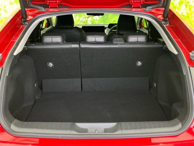 プリウス Z ガラスルーフ/保証書/ディスプレイオーディオ+ナビ/デジタルインナーミラー/トヨタセーフティセンス/シートヒーター 前席/全方位モニター/車線逸脱防止支援システム/シート 合皮 衝突被害軽減システム(8枚目)