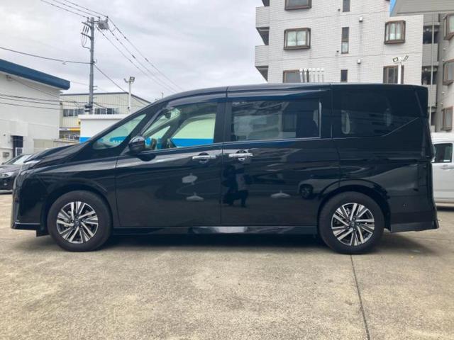 セレナ ｅパワーハイウェイスターＶ　新品タイヤ／保証書／ディスプレイオーディオ＋ナビ／フリップダウンモニター／インテリジェントルームミラー／衝突安全装置／両側電動スライドドア／アラウンドビューモニター／車線逸脱防止支援システム　ドラレコ（2枚目）