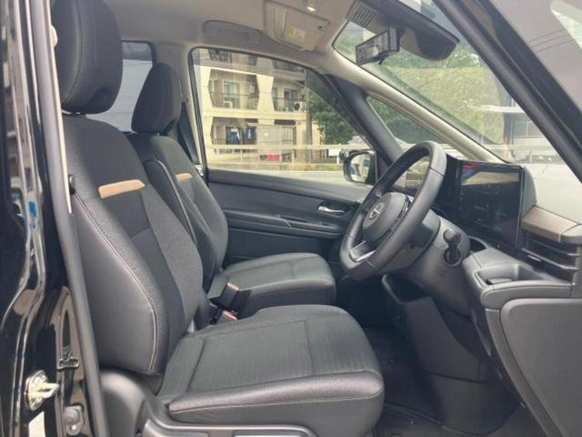 セレナ ｅパワーハイウェイスターＶ　新品タイヤ／保証書／ディスプレイオーディオ＋ナビ／フリップダウンモニター／インテリジェントルームミラー／衝突安全装置／両側電動スライドドア／アラウンドビューモニター／車線逸脱防止支援システム　ドラレコ（5枚目）