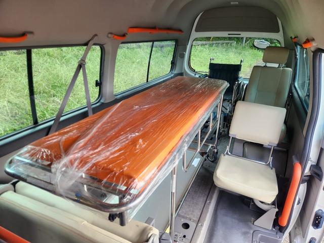 キャラバン  チェアキャブM仕様 ロングボディ 10人乗り 車いす2名+8名 車椅子固定装置2基 車いす移動車 ストレッチャー 車椅子2台 福祉車両 リフタータイプ8ナンバー 介護タクシー 減免非課税(3枚目)