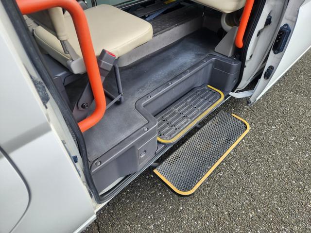 キャラバン  チェアキャブM仕様 ロングボディ 10人乗り 車いす2名+8名 車椅子固定装置2基 車いす移動車 ストレッチャー 車椅子2台 福祉車両 リフタータイプ8ナンバー 介護タクシー 減免非課税(25枚目)