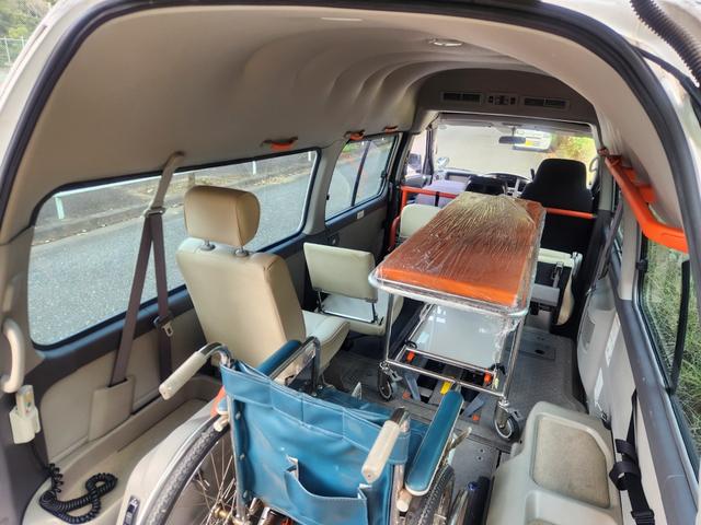 キャラバン  チェアキャブM仕様 ロングボディ 10人乗り 車いす2名+8名 車椅子固定装置2基 車いす移動車 ストレッチャー 車椅子2台 福祉車両 リフタータイプ8ナンバー 介護タクシー 減免非課税(26枚目)