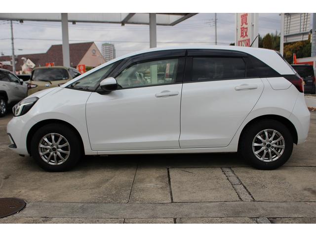 フィット ｅ：ＨＥＶベーシック　禁煙車　ナビ　バックカメラ　衝突軽減ブレーキシステム　ＬＥＤヘッドライト　レーダークルーズコントロール　ビルトインＥＴＣ　プッシュスタート　レーンアシスト　誤発進抑制機能　オートハイビーム（11枚目）