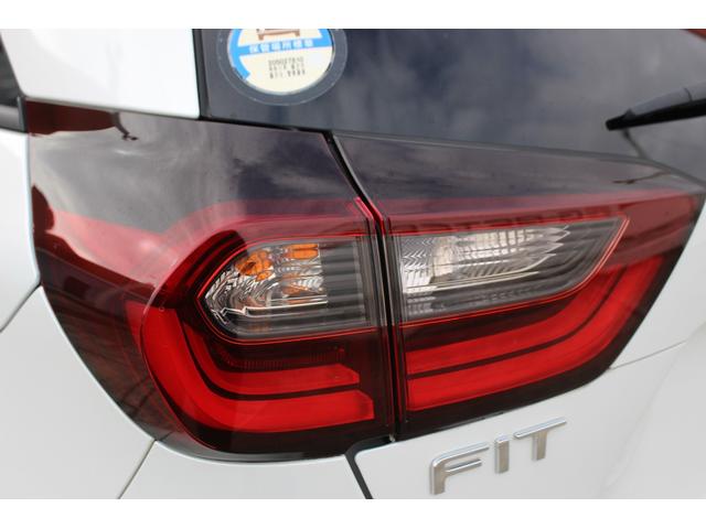 フィット ｅ：ＨＥＶベーシック　禁煙車　ナビ　バックカメラ　衝突軽減ブレーキシステム　ＬＥＤヘッドライト　レーダークルーズコントロール　ビルトインＥＴＣ　プッシュスタート　レーンアシスト　誤発進抑制機能　オートハイビーム（18枚目）