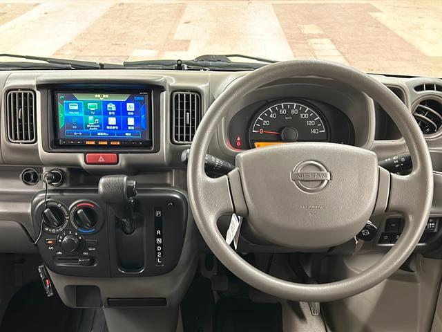 ＮＶ１００クリッパーバン ＧＸ　４ＷＤ　衝突軽減ブレーキ　純正ナビ　ＣＤ　ＤＶＤ　ＳＤ　ｉＰｏｄ　ＵＳＢ　ＢＴ　フルセグＴＶ　横滑り防止装置　ヘッドライトレベライザー　リアヒーター　ミラーヒーター　純正フロアマット（11枚目）