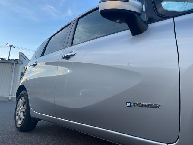 ノート ｅ－パワー　Ｘ　ＦＯＵＲ　４ＷＤ　衝突軽減システム　ＳＤナビ　ＢＴ　ＣＤ　ＡＵＸ　ＡＭ・ＦＭ　バックカメラ　ＬＥＤオートライト　電動格納ウィンカーミラー　スマートキー×２　アイドリングストップ　フロアマット　ドアバイザー（29枚目）