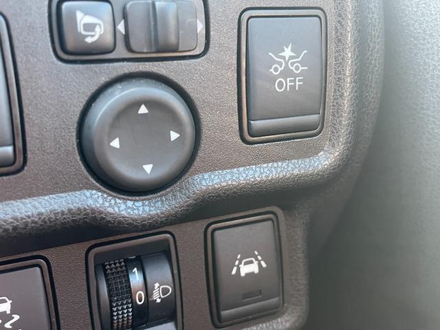 ノート 　４ＷＤ　衝突被害軽減　社外メモリナビ　ＣＤ　ＤＶＤ　ＢＴ　ワンセグ　ＵＳＢ　ＡＵＸ　バックカメラ　オートライト　純正１５インチアルミホイール　レーンキープアシスト　コーナーセンサー　フロアマット（8枚目）