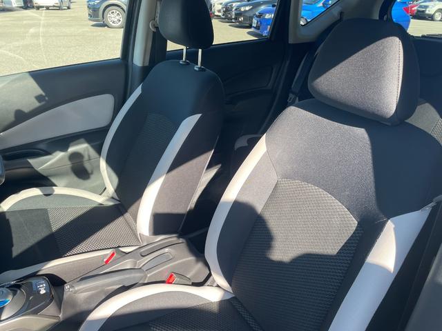 ノート 　４ＷＤ　衝突被害軽減　社外メモリナビ　ＣＤ　ＤＶＤ　ＢＴ　ワンセグ　ＵＳＢ　ＡＵＸ　バックカメラ　オートライト　純正１５インチアルミホイール　レーンキープアシスト　コーナーセンサー　フロアマット（13枚目）