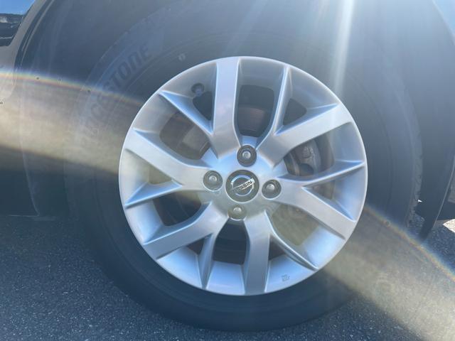 ノート 　４ＷＤ　衝突被害軽減　社外メモリナビ　ＣＤ　ＤＶＤ　ＢＴ　ワンセグ　ＵＳＢ　ＡＵＸ　バックカメラ　オートライト　純正１５インチアルミホイール　レーンキープアシスト　コーナーセンサー　フロアマット（23枚目）