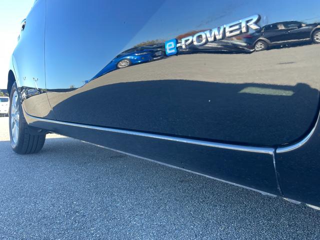 ノート 　４ＷＤ　衝突被害軽減　社外メモリナビ　ＣＤ　ＤＶＤ　ＢＴ　ワンセグ　ＵＳＢ　ＡＵＸ　バックカメラ　オートライト　純正１５インチアルミホイール　レーンキープアシスト　コーナーセンサー　フロアマット（29枚目）