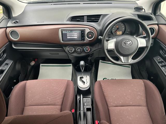 ヴィッツ ジュエラ　４ＷＤ　純正ＨＤＤナビ　ＣＤ　ＤＶＤ　ワンセグ　ＡＵＸ　バックカメラ　コーナーセンサー　ドライブレコーダー　純正フロアマット　電動格納ウィンカーミラー　ドアバイザー　スマートキー　ＥＴＣ（2枚目）