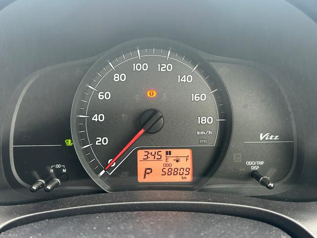 ヴィッツ ジュエラ　４ＷＤ　純正ＨＤＤナビ　ＣＤ　ＤＶＤ　ワンセグ　ＡＵＸ　バックカメラ　コーナーセンサー　ドライブレコーダー　純正フロアマット　電動格納ウィンカーミラー　ドアバイザー　スマートキー　ＥＴＣ（3枚目）