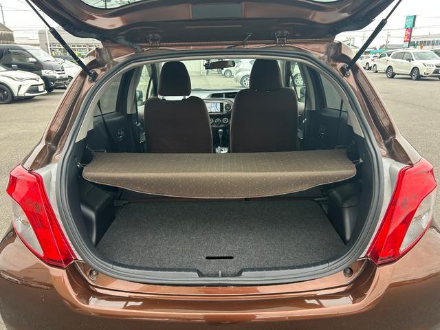 ヴィッツ ジュエラ　４ＷＤ　純正ＨＤＤナビ　ＣＤ　ＤＶＤ　ワンセグ　ＡＵＸ　バックカメラ　コーナーセンサー　ドライブレコーダー　純正フロアマット　電動格納ウィンカーミラー　ドアバイザー　スマートキー　ＥＴＣ（4枚目）