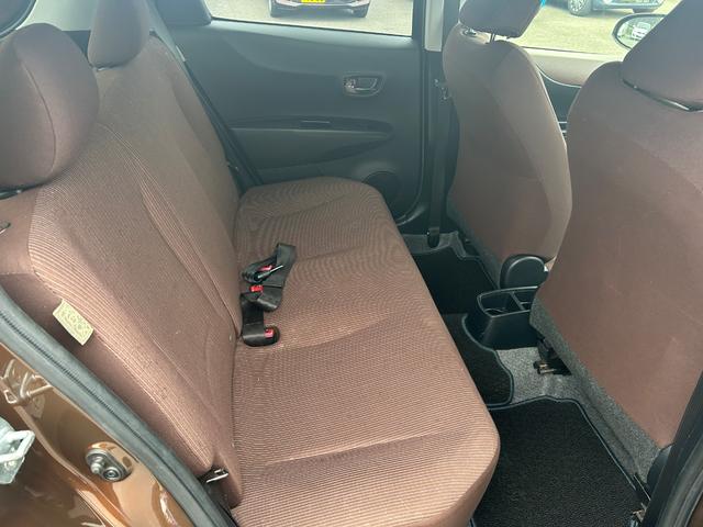 ヴィッツ ジュエラ　４ＷＤ　純正ＨＤＤナビ　ＣＤ　ＤＶＤ　ワンセグ　ＡＵＸ　バックカメラ　コーナーセンサー　ドライブレコーダー　純正フロアマット　電動格納ウィンカーミラー　ドアバイザー　スマートキー　ＥＴＣ（5枚目）