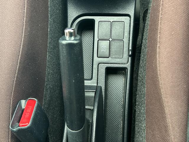 ヴィッツ ジュエラ　４ＷＤ　純正ＨＤＤナビ　ＣＤ　ＤＶＤ　ワンセグ　ＡＵＸ　バックカメラ　コーナーセンサー　ドライブレコーダー　純正フロアマット　電動格納ウィンカーミラー　ドアバイザー　スマートキー　ＥＴＣ（15枚目）