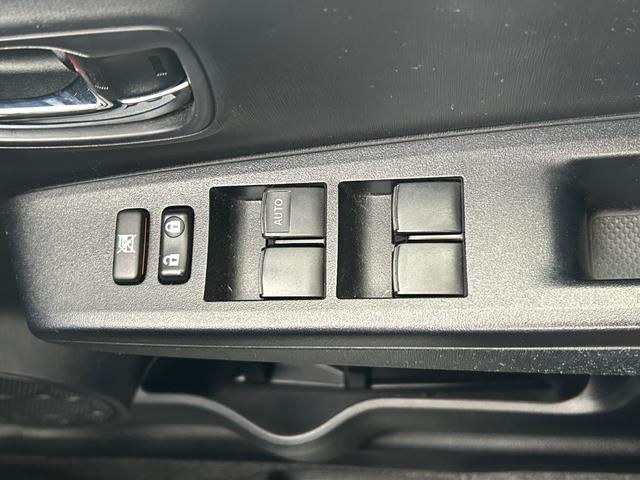 ヴィッツ ジュエラ　４ＷＤ　純正ＨＤＤナビ　ＣＤ　ＤＶＤ　ワンセグ　ＡＵＸ　バックカメラ　コーナーセンサー　ドライブレコーダー　純正フロアマット　電動格納ウィンカーミラー　ドアバイザー　スマートキー　ＥＴＣ（17枚目）