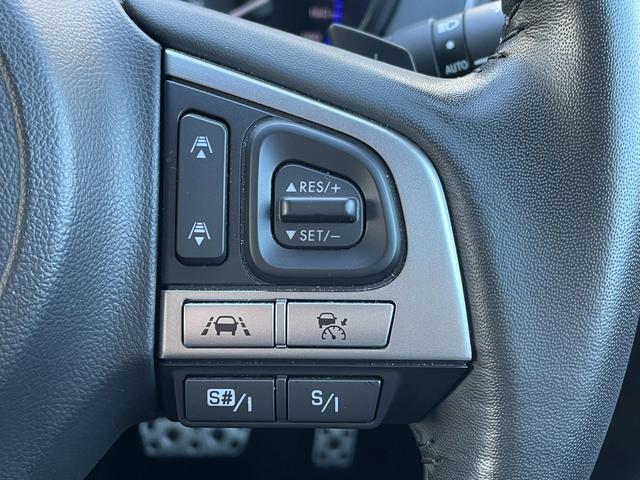 【　クルーズコントロール　】高速道路で便利なクルーズコントロールも装着済み。アクセルを離しても一定速度で走行ができる装備です。加速減速もスイッチ操作でＯＫです。