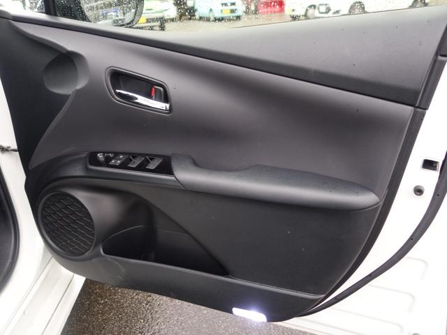 プリウス Ｓツーリングセレクション　衝突被害軽減システム　純正ＳＤナビ　ＣＤ　ＤＶＤ　ＢＴ　フルセグ　バックカメラ　追従型クルーズコントロール　ＬＥＤオートライト　シートヒーター　純正１７インチアルミホイール　スマートキー×２　ＥＴＣ（5枚目）