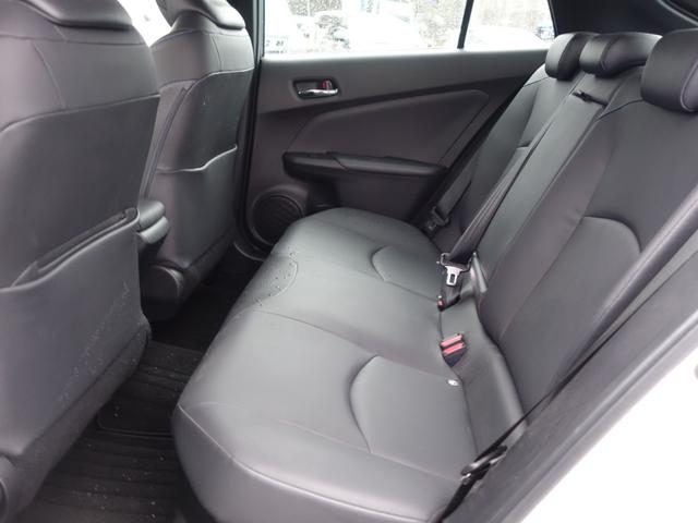 プリウス Ｓツーリングセレクション　衝突被害軽減システム　純正ＳＤナビ　ＣＤ　ＤＶＤ　ＢＴ　フルセグ　バックカメラ　追従型クルーズコントロール　ＬＥＤオートライト　シートヒーター　純正１７インチアルミホイール　スマートキー×２　ＥＴＣ（10枚目）