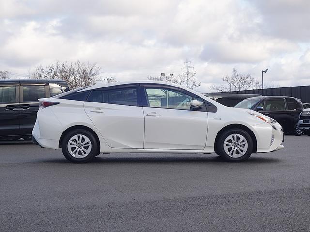 プリウス Sセーフティプラス 4WD 衝突軽減 純正SDナビ CD DVD BT フルセグ バックカメラ レーダークルーズ LEDオートライト 純正アルミ ドラレコ ステアリングスイッチ ウィンカーミラー スマートキー×2 ETC(19枚目)