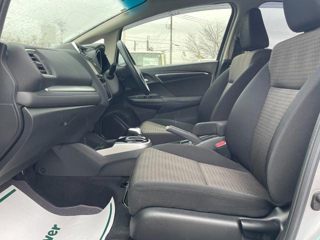 フィットハイブリッド F 4WD ホンダセンシング メモリナビ CD USB AUX レーダークルーズ ワイパーデアイサー アイドリングストップ 電動格納ウィンカーミラー フロアマット ドアバイザ― スマートキー ETC(13枚目)