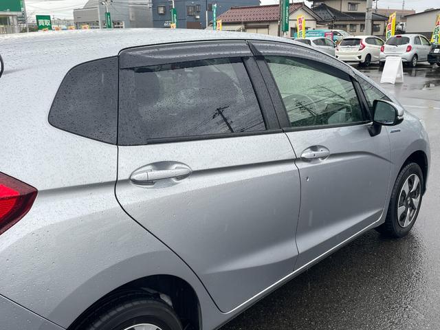 フィットハイブリッド F 4WD ホンダセンシング メモリナビ CD USB AUX レーダークルーズ ワイパーデアイサー アイドリングストップ 電動格納ウィンカーミラー フロアマット ドアバイザ― スマートキー ETC(36枚目)