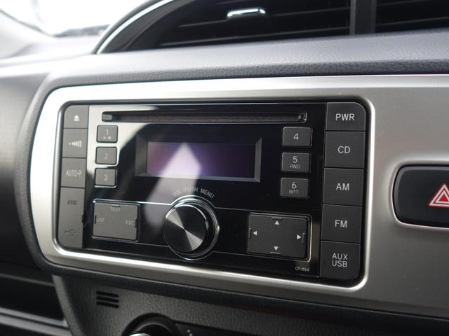 ヴィッツ ジュエラ　衝突軽減　ワンオーナー　カーオーディオ　ＣＤ　ＵＳＢ　ＡＵＸ　ＡＭ／ＦＭ　オートライト　１４インチアルミ　アイドリングストップ　電動格納ウィンカーミラー　純正フロアマット　スマートキー×２（5枚目）