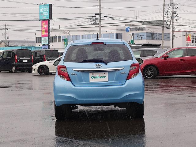 ヴィッツ ジュエラ　衝突軽減　ワンオーナー　カーオーディオ　ＣＤ　ＵＳＢ　ＡＵＸ　ＡＭ／ＦＭ　オートライト　１４インチアルミ　アイドリングストップ　電動格納ウィンカーミラー　純正フロアマット　スマートキー×２（17枚目）