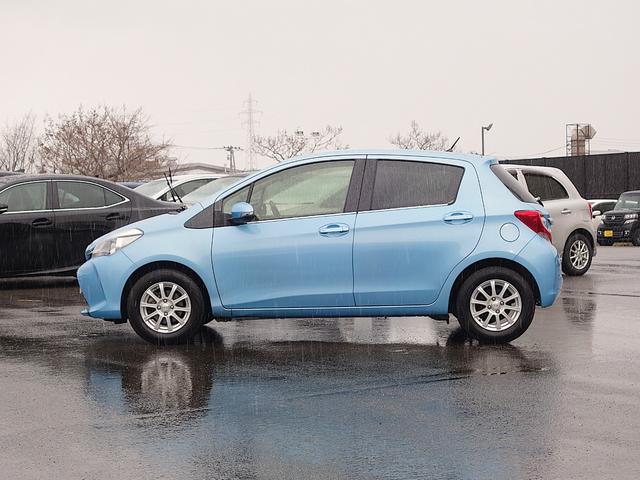 ヴィッツ ジュエラ　衝突軽減　ワンオーナー　カーオーディオ　ＣＤ　ＵＳＢ　ＡＵＸ　ＡＭ／ＦＭ　オートライト　１４インチアルミ　アイドリングストップ　電動格納ウィンカーミラー　純正フロアマット　スマートキー×２（18枚目）