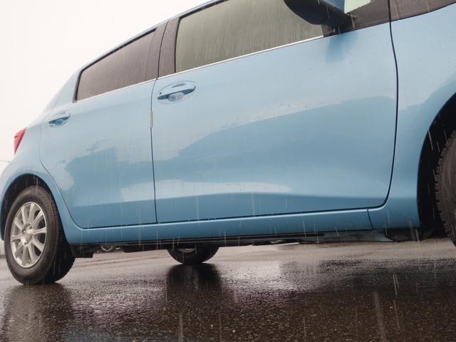 ヴィッツ ジュエラ　衝突軽減　ワンオーナー　カーオーディオ　ＣＤ　ＵＳＢ　ＡＵＸ　ＡＭ／ＦＭ　オートライト　１４インチアルミ　アイドリングストップ　電動格納ウィンカーミラー　純正フロアマット　スマートキー×２（29枚目）